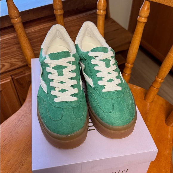 Madden Girl NWB 8 Green and White 2”platform Sneakers with Tan Sole - Picture 5 of 8
